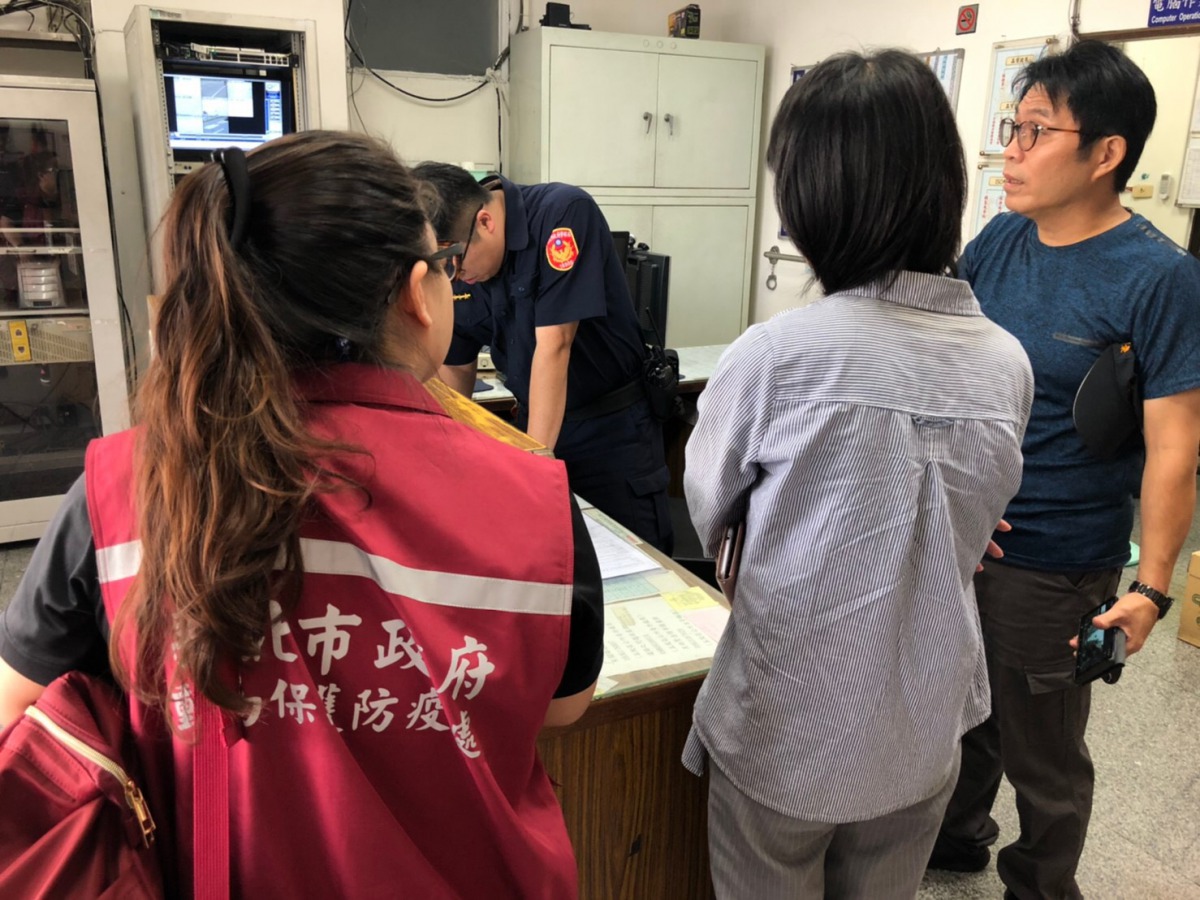 動保處人員與案發當地里長陪同飼主到派出所緝凶。 新北市動保處/提供