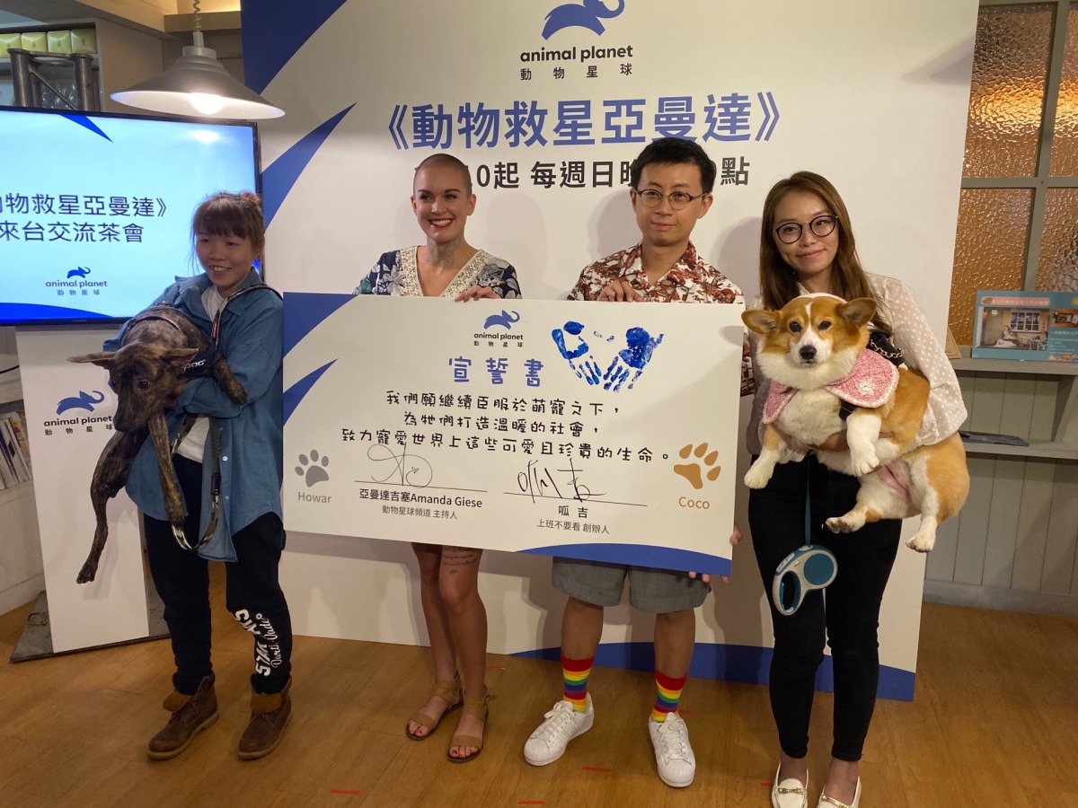 亞曼達與呱吉簽下宣誓書，表達未來會為了流浪動物保護繼續努力，並希望這世界達到沒有待救的動物。 姚崇仁/攝