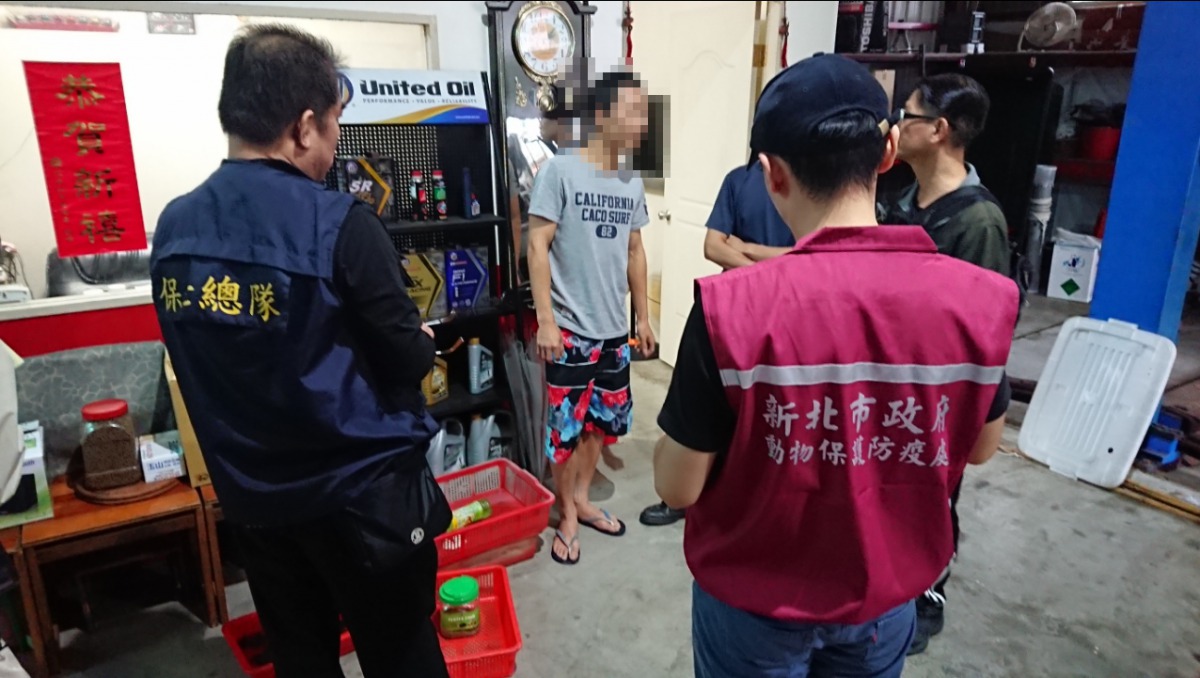 動保處與保七員警查獲盜獵者。 新北市動保處/提供