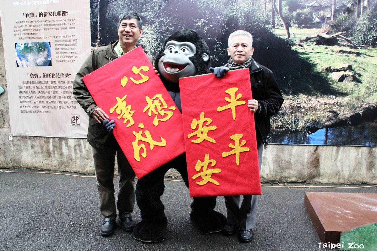 動物園園長金仕謙(左)與教育局副局長洪哲義送給「寶寶」大紅包。台北市立動物園/提供