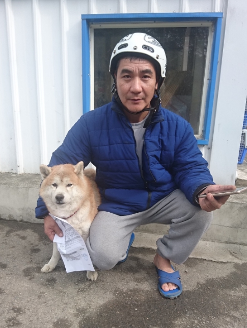 張姓飼主一看到「皮皮」的招領公告後，立馬前往動物之家與愛犬重逢。 新北市動保處/提供