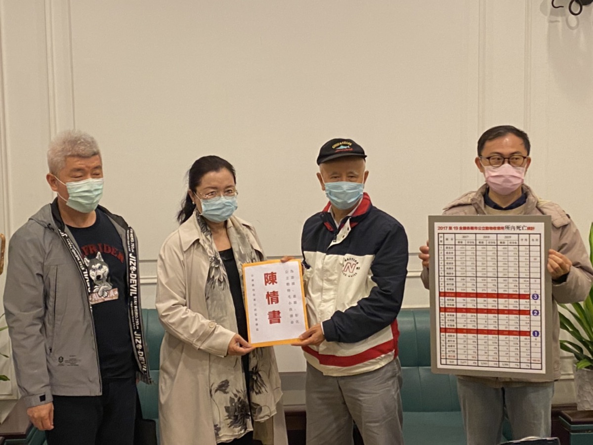 台灣動保行政監督聯盟理事長王唯治向監察委員田秋堇遞交陳情書。 姚崇仁/攝