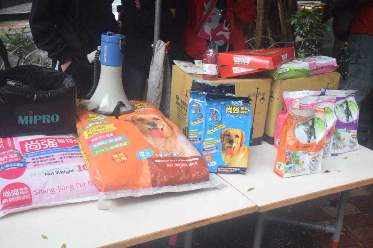 活動現場提供許多寵物相關物品給民眾。 姚崇仁/攝
