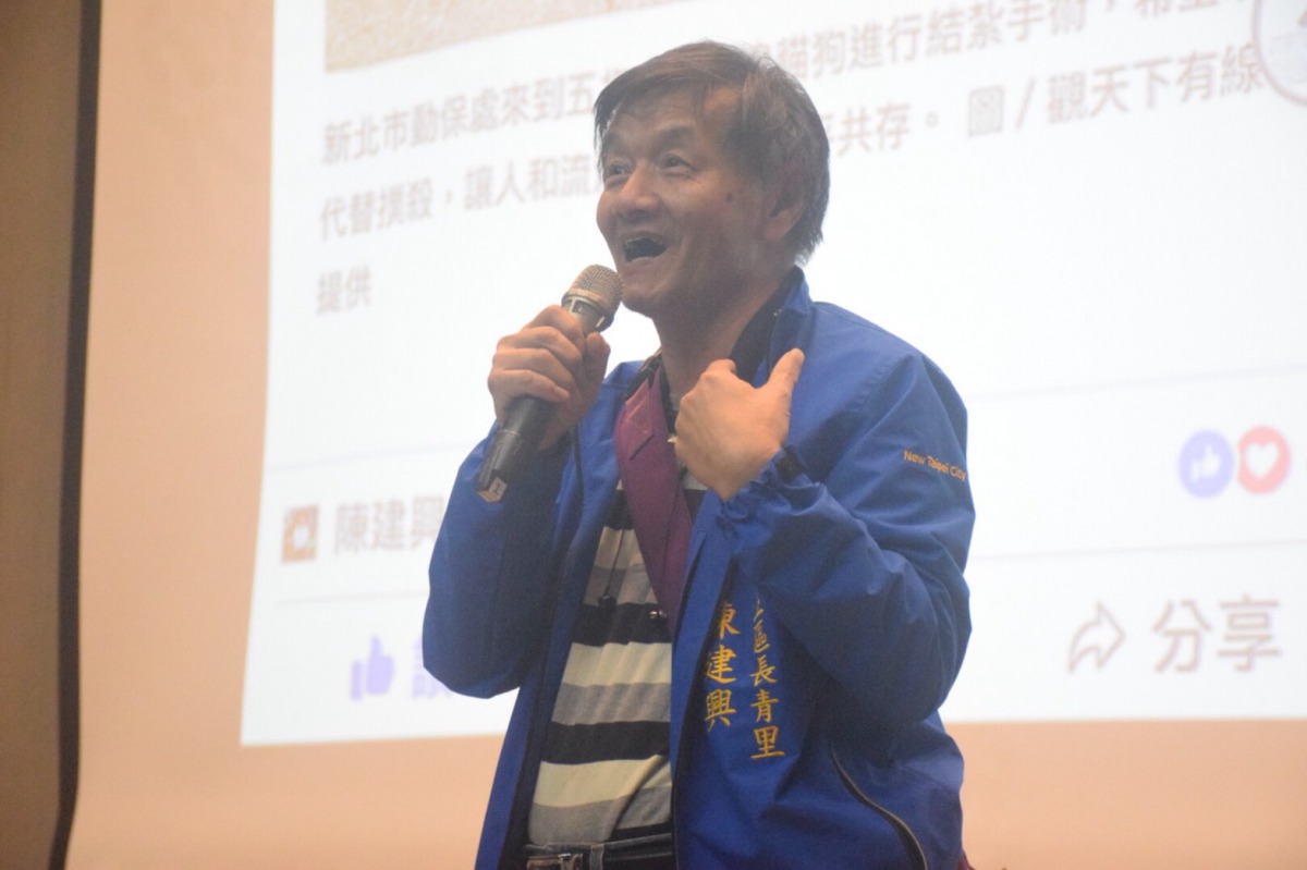 長青里里長陳建興以自身的經驗來宣導餵養人們要多跟當地里長討論。 姚崇仁/攝
