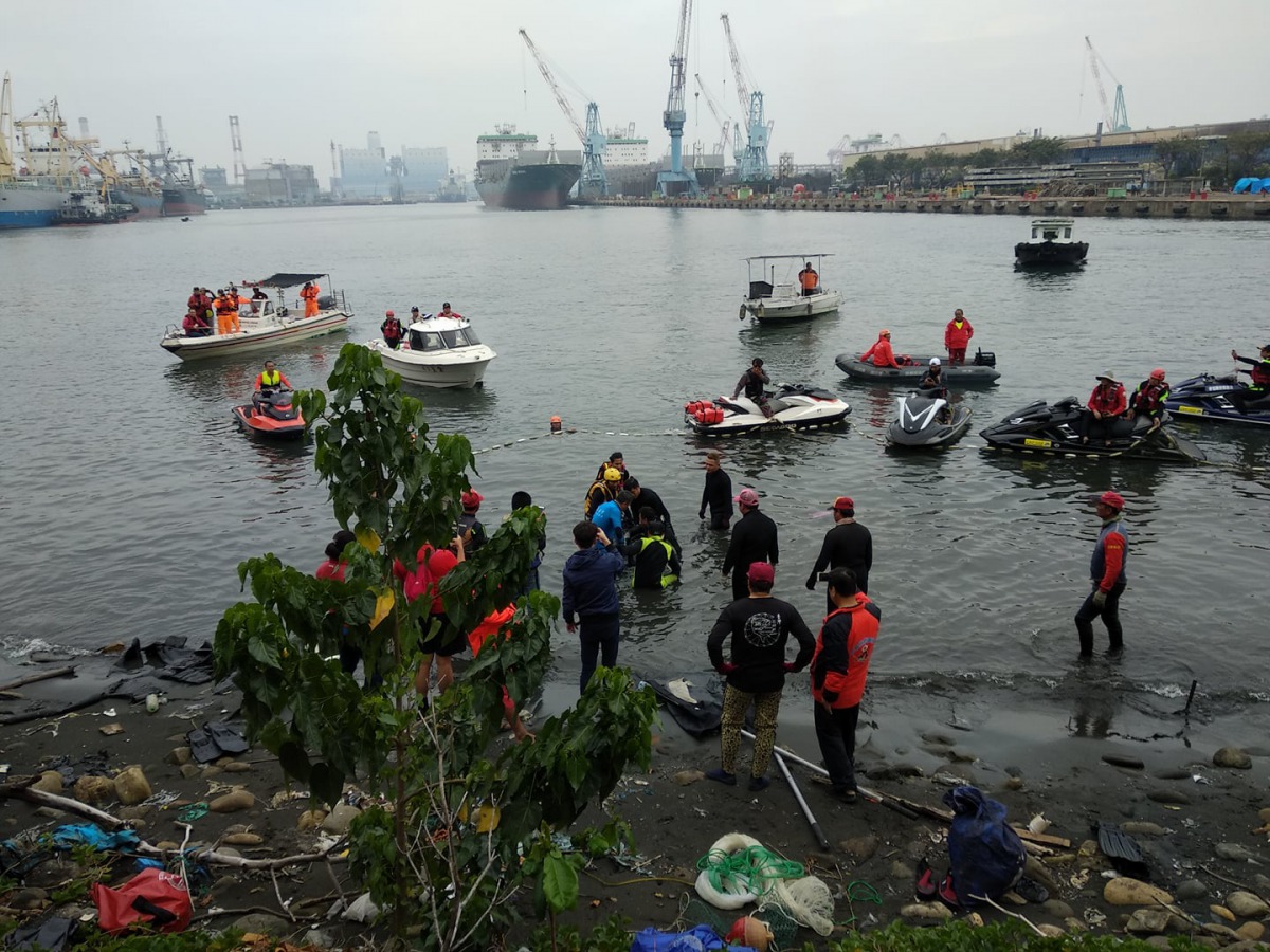 眾人合力將小虎鯨捕撈上岸。成大海洋生物及鯨豚研究中心/提供