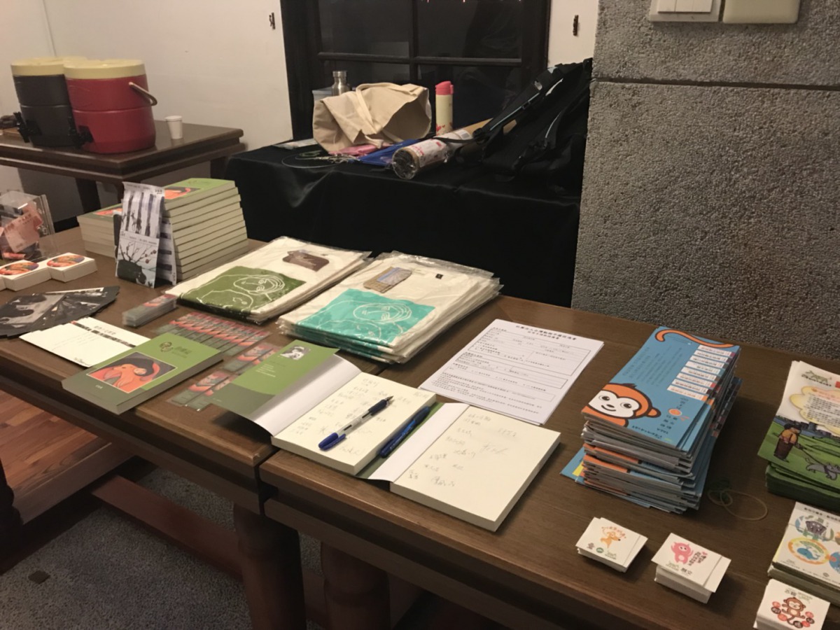 所有參加民眾在書本上簽名向動物權益祈願。 姚崇仁/攝