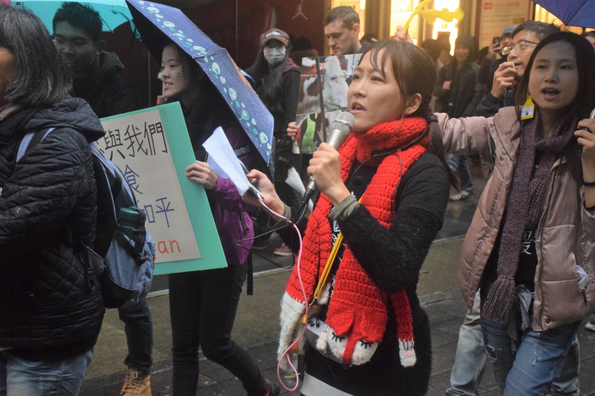 遊行總策畫張家珮遊行時帶領大家呼喊口號。 姚崇仁/攝