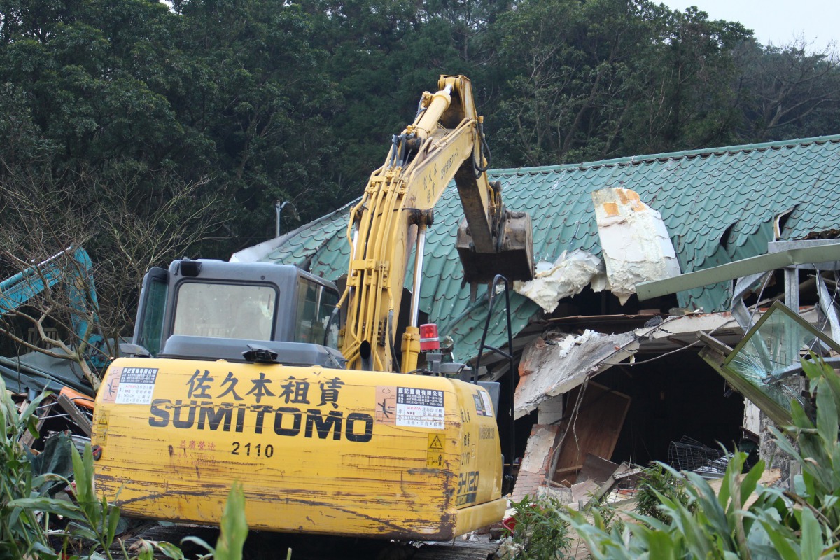 怪手在25日傍晚完成拆除作業。 姚崇仁/攝
