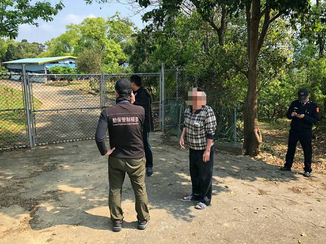 稽查人員到邱男所說狗狗顧的養雞場，但未發現狗隻蹤影。 通霄分局/提供