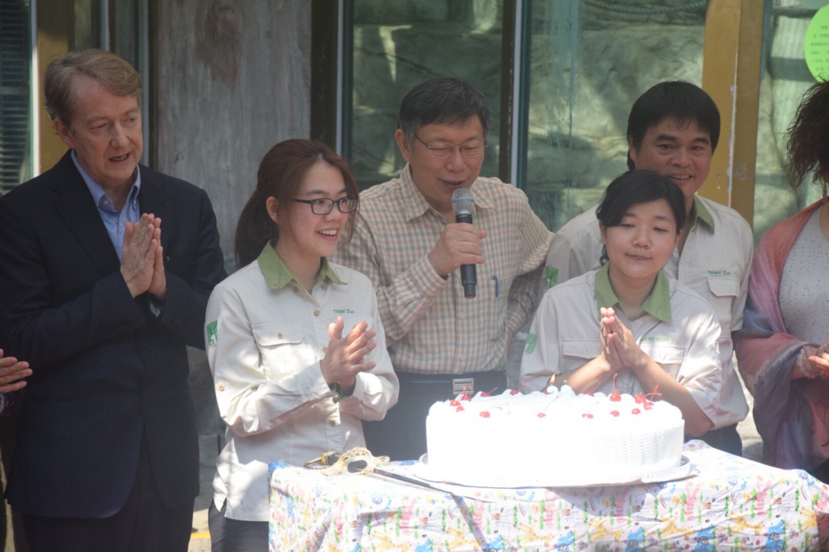 市長與保育員們一同合唱生日快樂歌，祝福寶寶能夠順利傳宗接代。 姚崇仁/攝