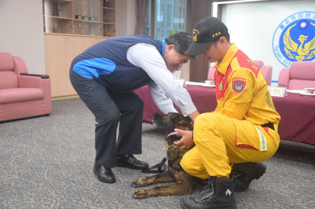 消防局長頒授「榮譽市犬」獎章給Ruby。 姚崇仁/攝