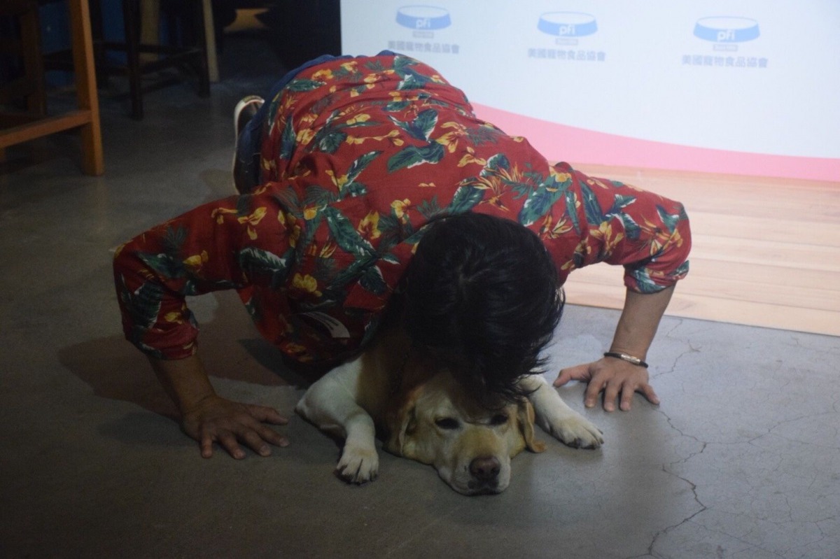 郭彥甫現場示範平常跟「Golden」如何做伏地挺身。 姚崇仁/攝