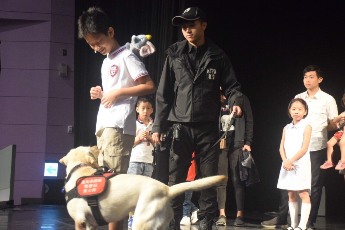 緝毒犬透過鼻子找尋藏在小朋友身上的毒品。 姚崇仁/攝