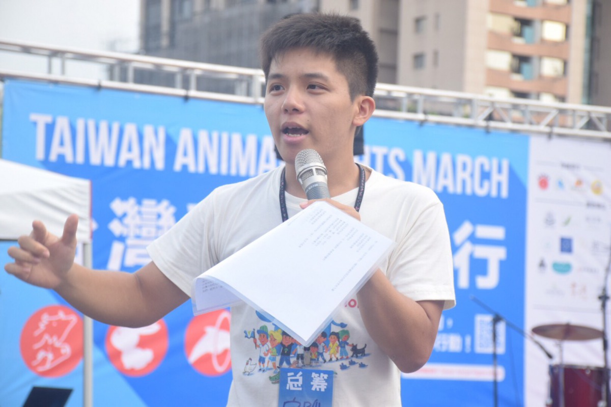 第二屆動物權遊行總策劃戴宇陞在遊行前向大家喊話,鼓舞士氣。 姚崇仁/攝
