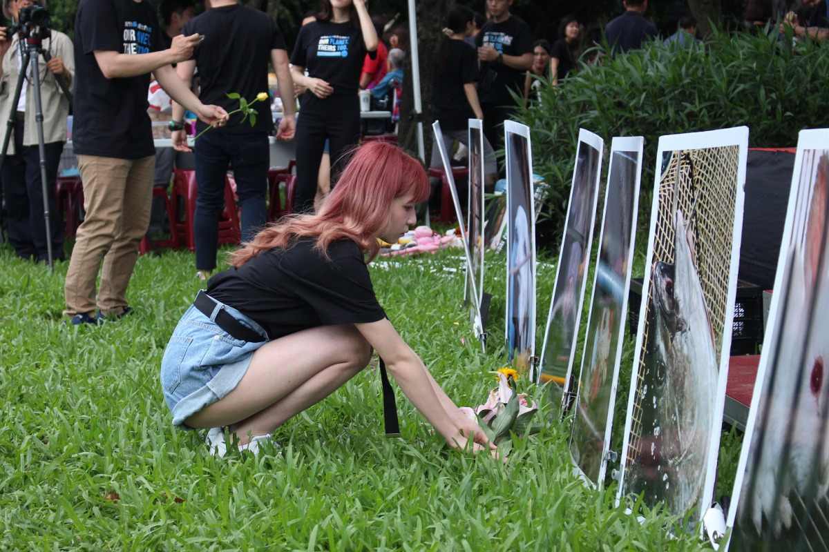 宣讀完動物權利宣言後，大家輪流獻花給被迫害的動物們。 姚崇仁/攝