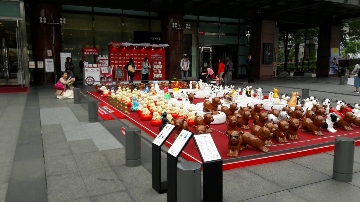 新光燈展台中場在新光三越水舞廣場展出，展期到18號結束。 APA/提供