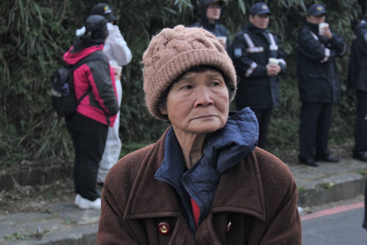 高齡88歲的鄭女士在現場看著住了12年的狗場被拆除。 姚崇仁/攝