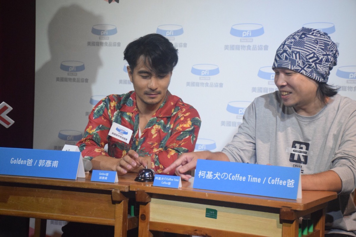 郭彥甫與網紅柯基犬「Coffee」爸一起進行高年級毛孩實習班隨堂考。 姚崇仁/攝