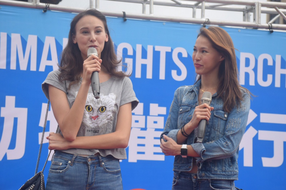 超級名模生死鬥選手白彌兒mia(左)與Akemi一同響應動物權遊行。 姚崇仁/攝