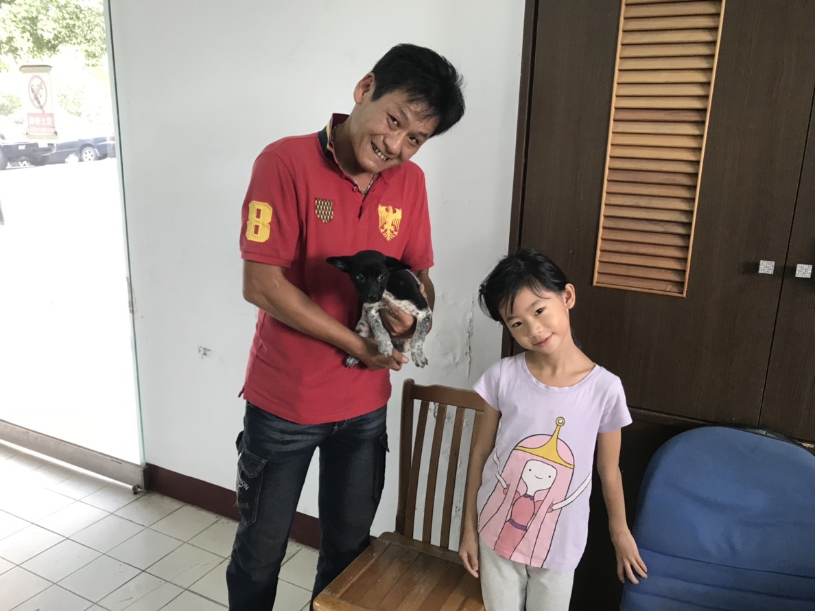 彰化收容所雖然地處偏遠但仍有民眾特地前來認養犬隻。 姚崇仁/攝