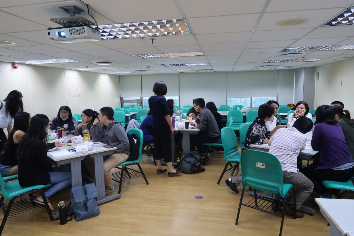 參與課程的公立、私立單位一起分組討論,希望提出跟以往不同的的志工服務規劃。 APA林瑞芳/攝