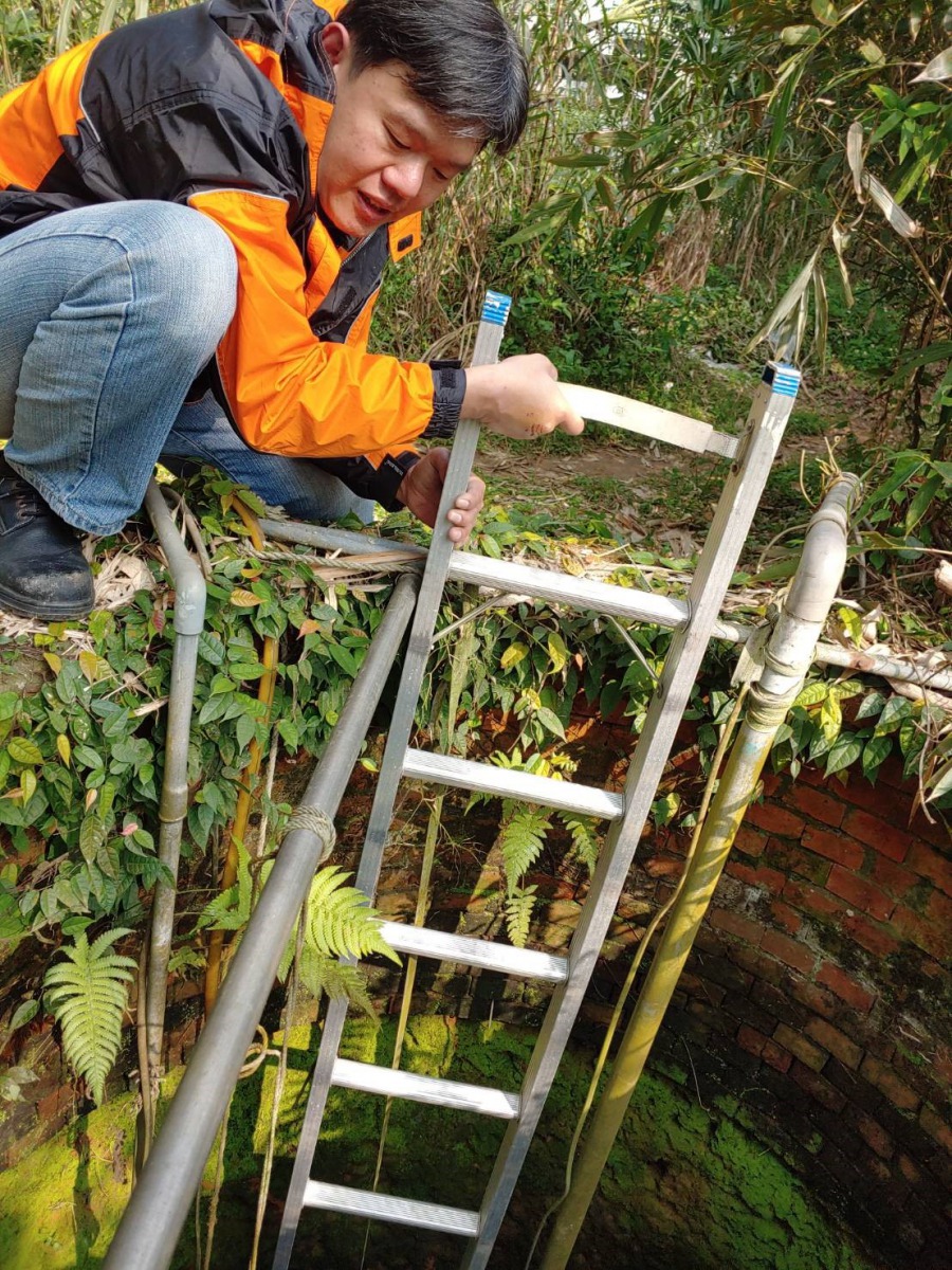 最後利用消防隊才有的長梯將貓咪救出。 新北市動保處/提供