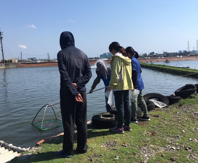 養殖戶應定期拉起蝦網觀察蝦子狀態。 高雄市動保處/提供