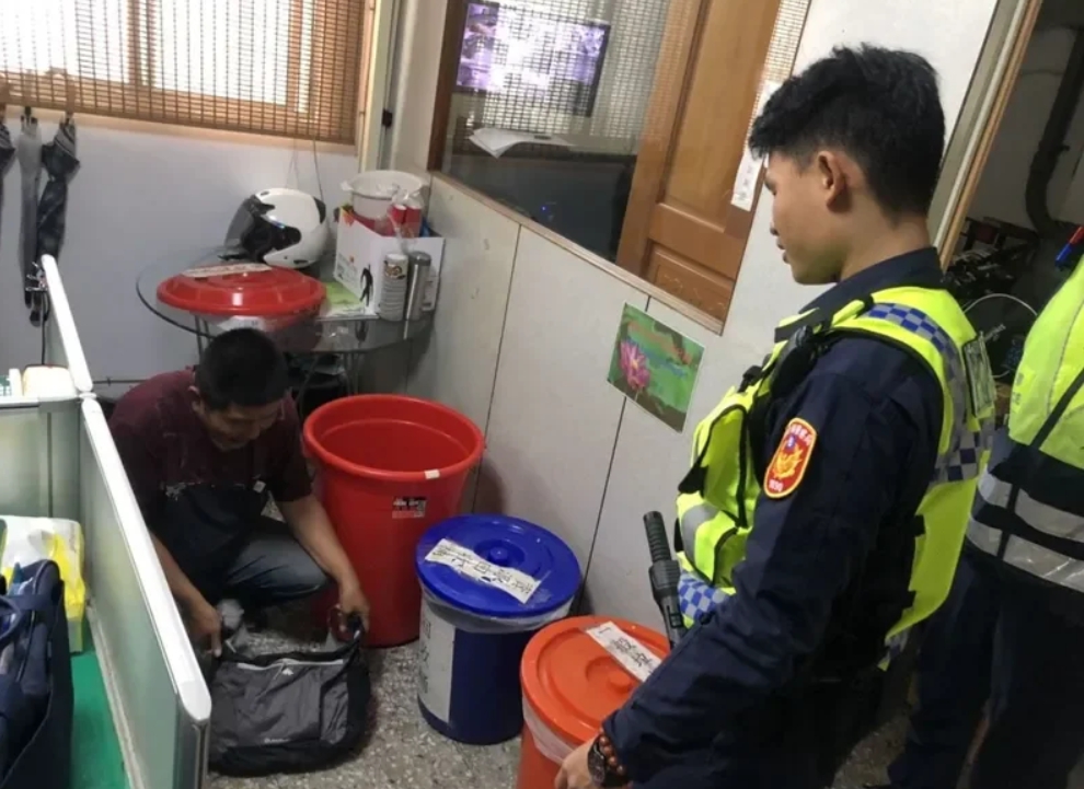 熱心民眾擔心穿山甲在馬路上會發生危險,於是將牠帶到派出所求助。台東縣警分局/提供