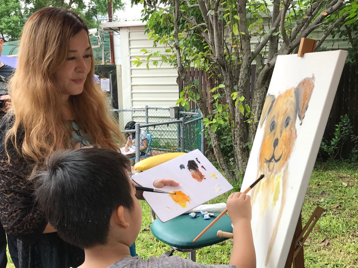 資深藝人張富美教導國小孩童如何繪出狗狗的神韻。 新北市動保處/提供