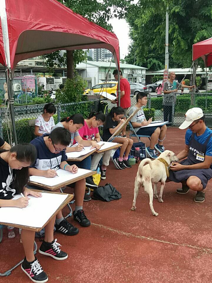 狗狗節寫生活動是由板橋動物之家的狗狗來當小朋友們的模特兒。 新北市動保處/提供