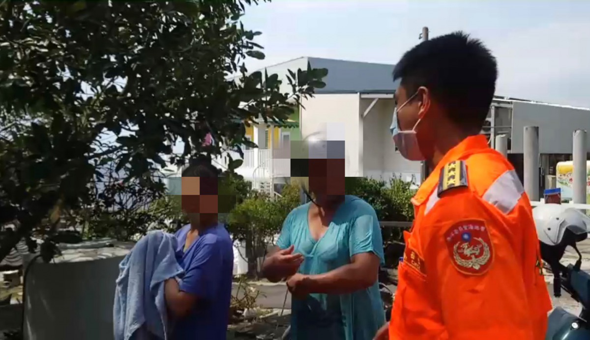 海巡人員逮到正準備離開的藍衣婦人。海巡署第五岸巡隊/提供