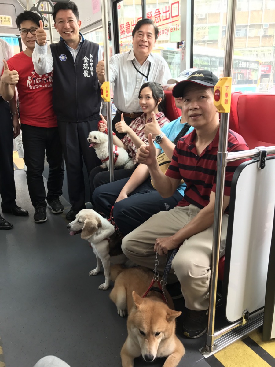 新北市加開的寵物公車，飼主只要替寵物繫上牽繩就能夠搭車。 新北市交通局/提供