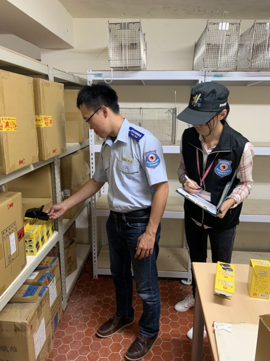 動保處稽查隊吳晉安隊長(左)到賣場進行稽查。 台北市動保處/提供