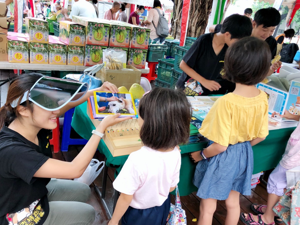 中市動保處採用互動式遊戲宣導動保觀念。 台中市動保處/提供