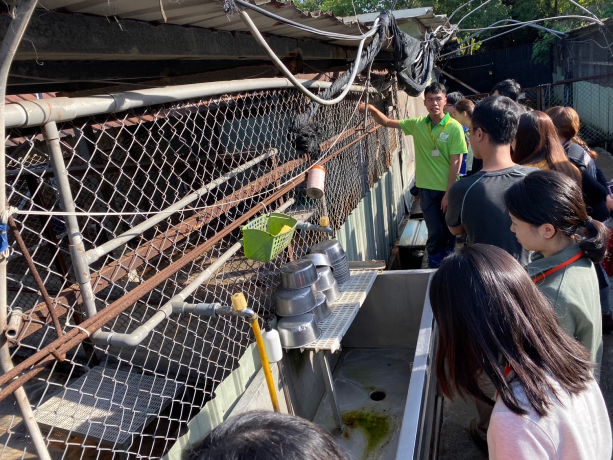 保育場管理員帶民眾參觀八里保育場犬舍。 姚崇仁/攝