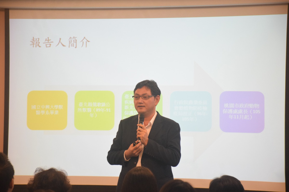 桃園市動保處處長陳英豪告訴現場民眾零撲殺之後會遇到那些問題。姚崇仁/攝