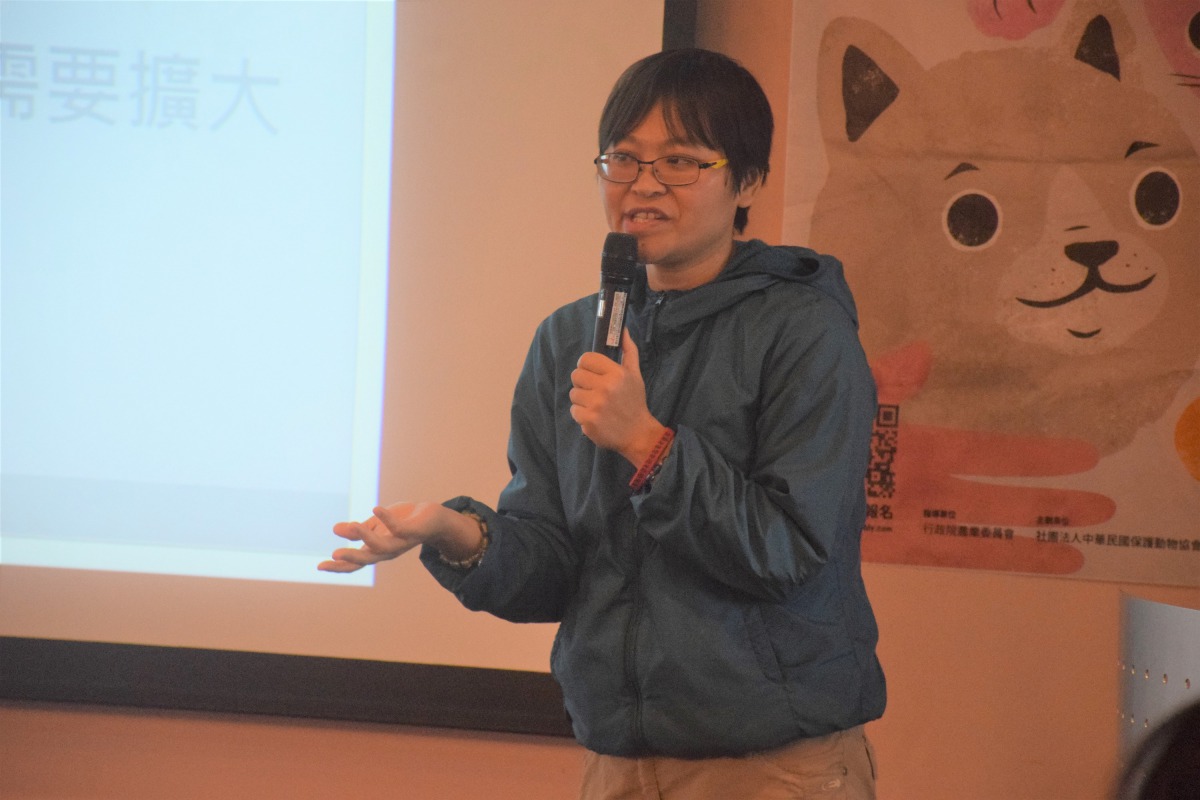 動物平權促進會理事長在現場告訴大家要怎麼面對流浪狗。 姚崇仁/攝
