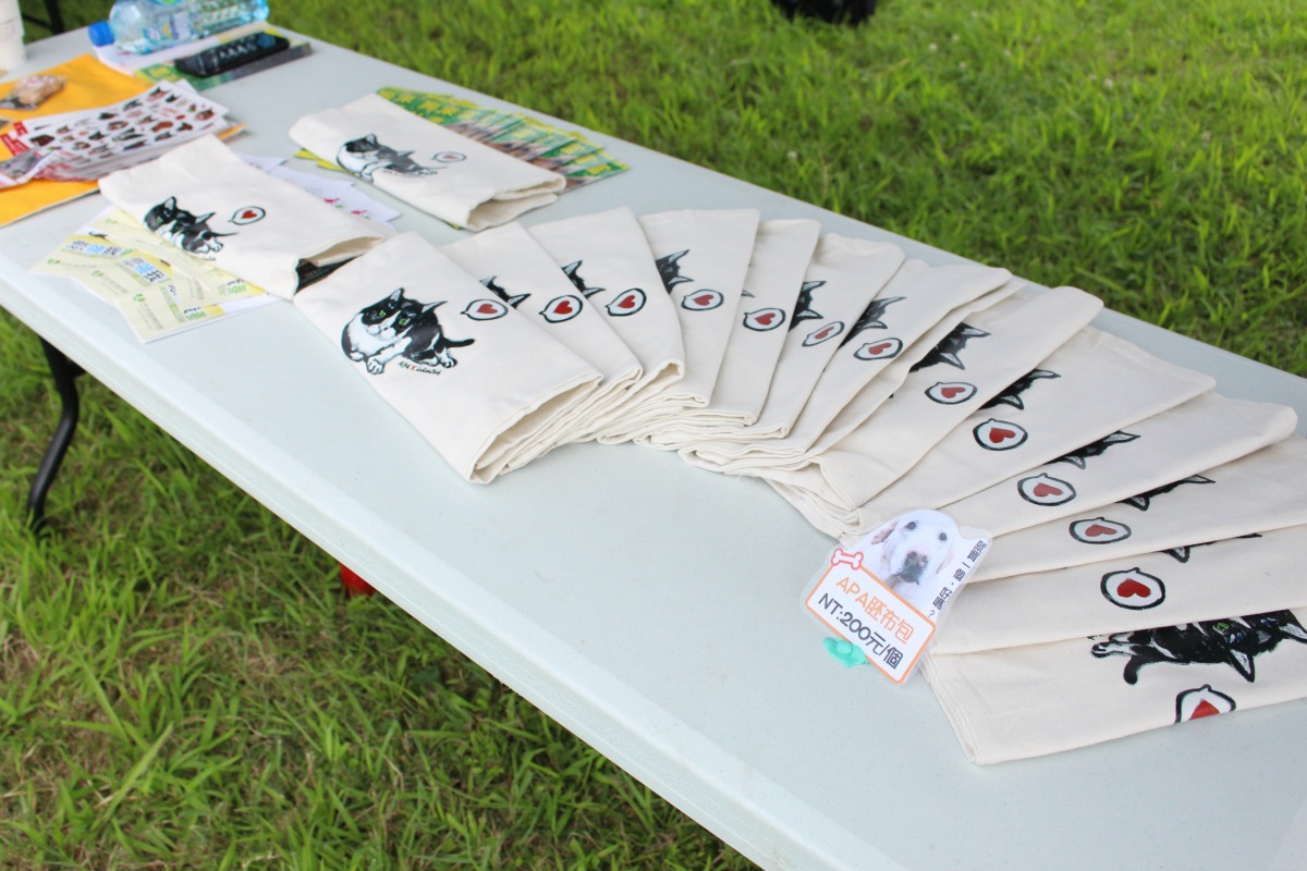 社團法人中華民國保護動物協會在路跑活動現場擺攤義賣。 姚崇仁/攝