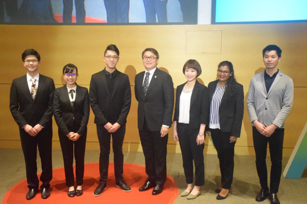 亞洲動物福利協會理事長陳道杰(中)與6位年輕的講者。 姚崇仁/攝