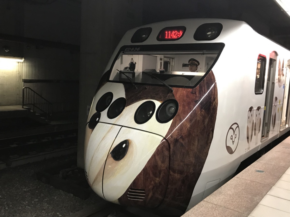 林務局與台鐵局合作打造的「里山動物列車」，車頭為草鴞圖案。 姚崇仁/攝