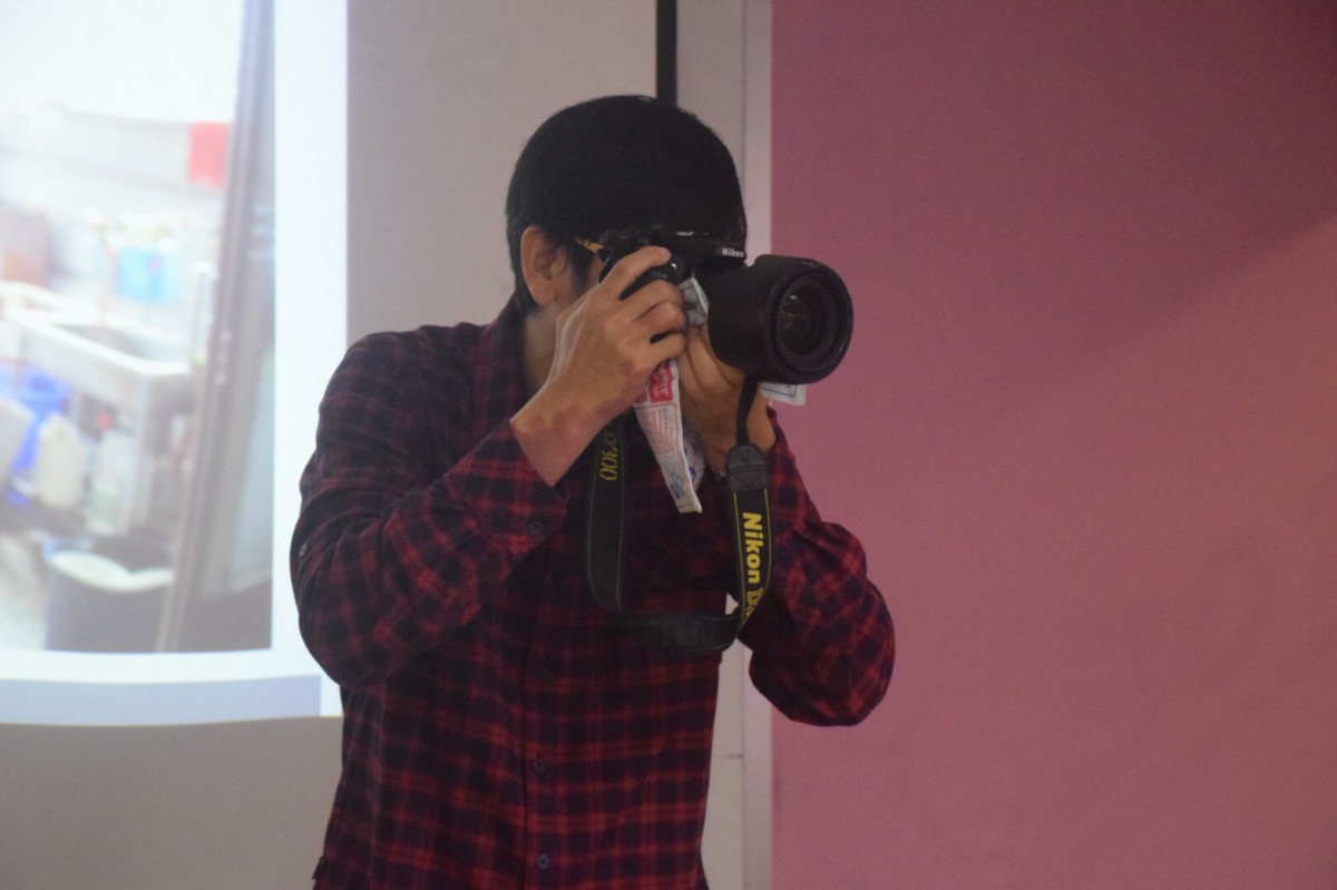 柏原祥示範用玻璃紙所發出的聲音來拍攝貓狗。 姚崇仁/攝