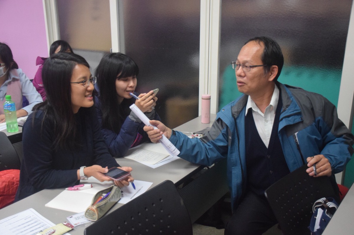 學員們互相進行採訪練習。 姚崇仁/攝