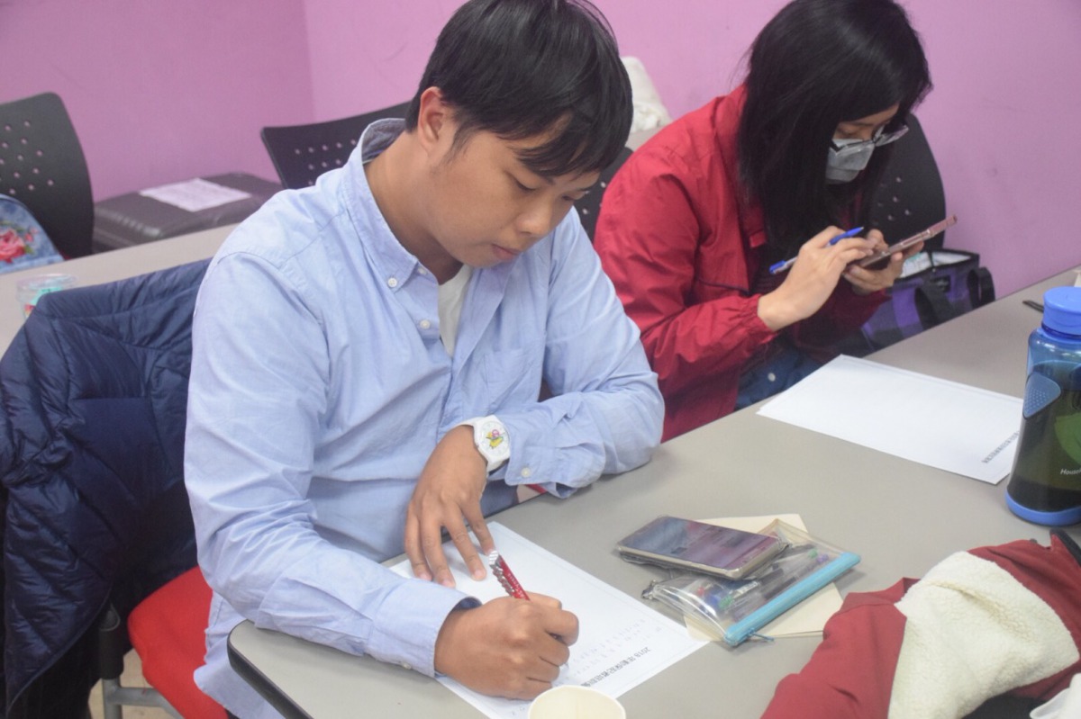 進行新聞稿的撰寫。 姚崇仁/攝