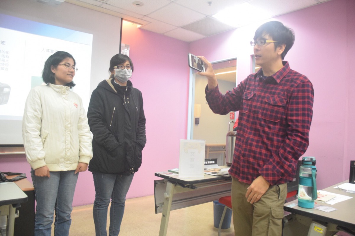 柏原祥示範如何用手機就可以拍出好看的照片。 姚崇仁/攝