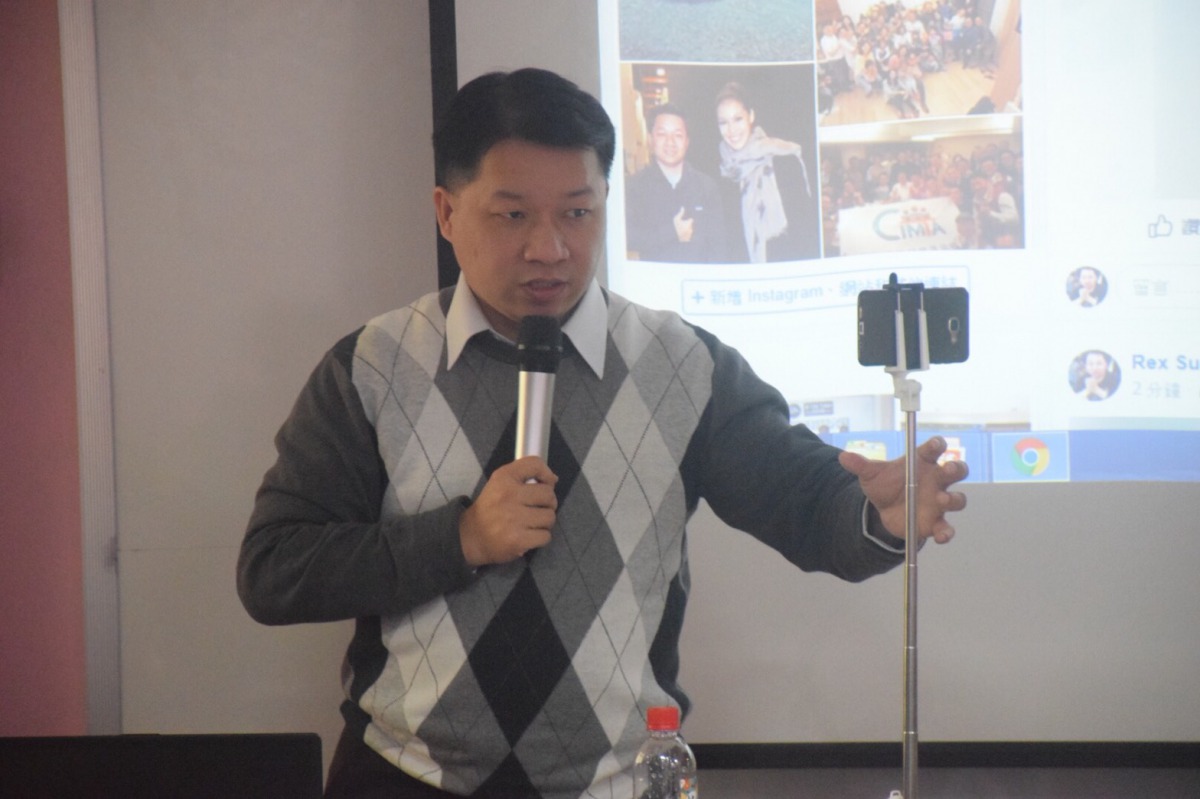 蘇承樂在課堂上教學員們如此輕鬆開直播。 姚崇仁/攝