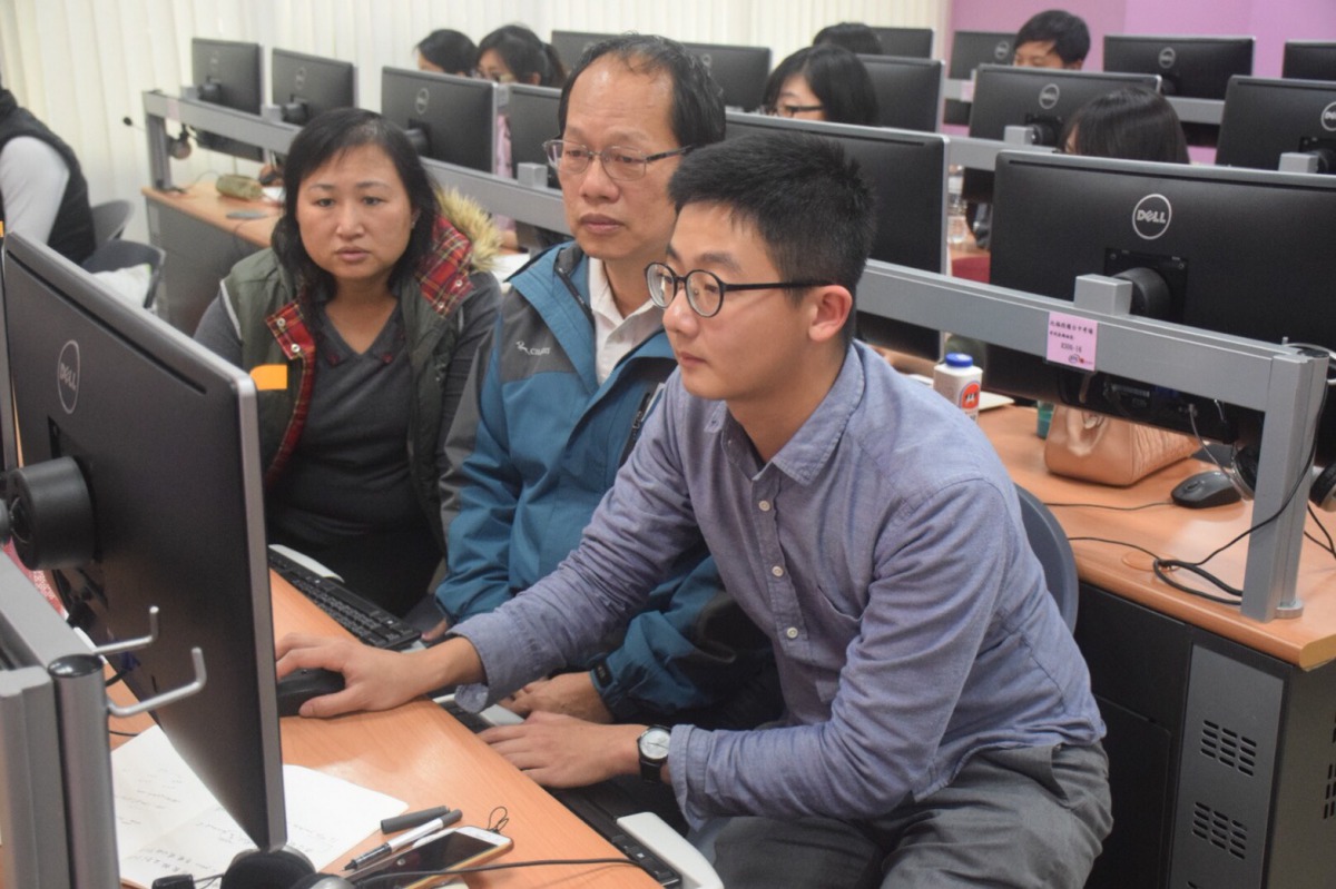 張獨行(右一)教導學員們如何做圖表。 姚崇仁/攝