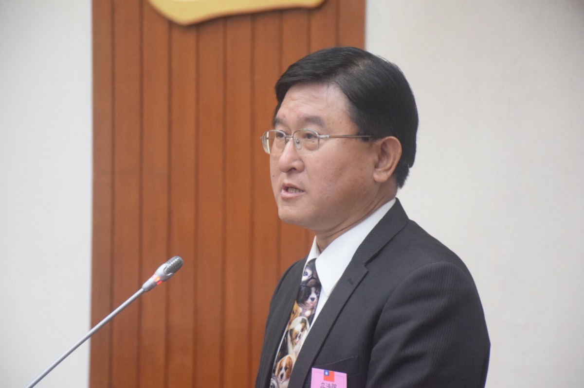 中華民國獸醫師公會全國聯合會理事長陳培中認為動物使用人藥為天經地義的事。 姚崇仁/攝