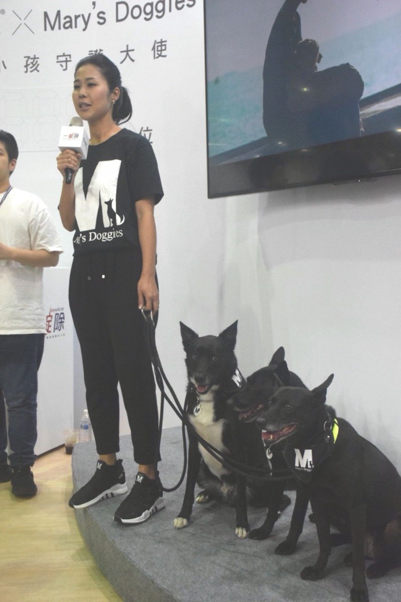 Mary在寵物展現場發表使用一錠除®的心得。 姚崇仁/攝