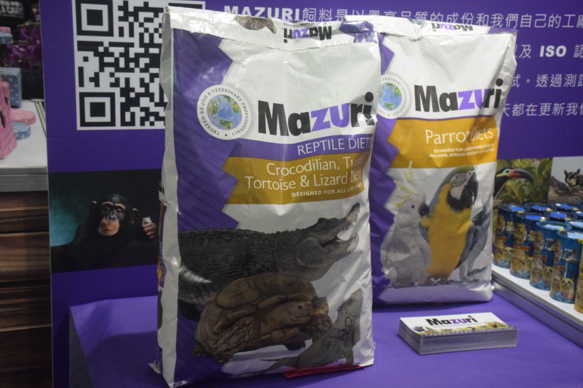 除了犬貓的飼料之外，寵物展上還有業者販售鳥類、爬蟲類動物的飼料。 姚崇仁/攝