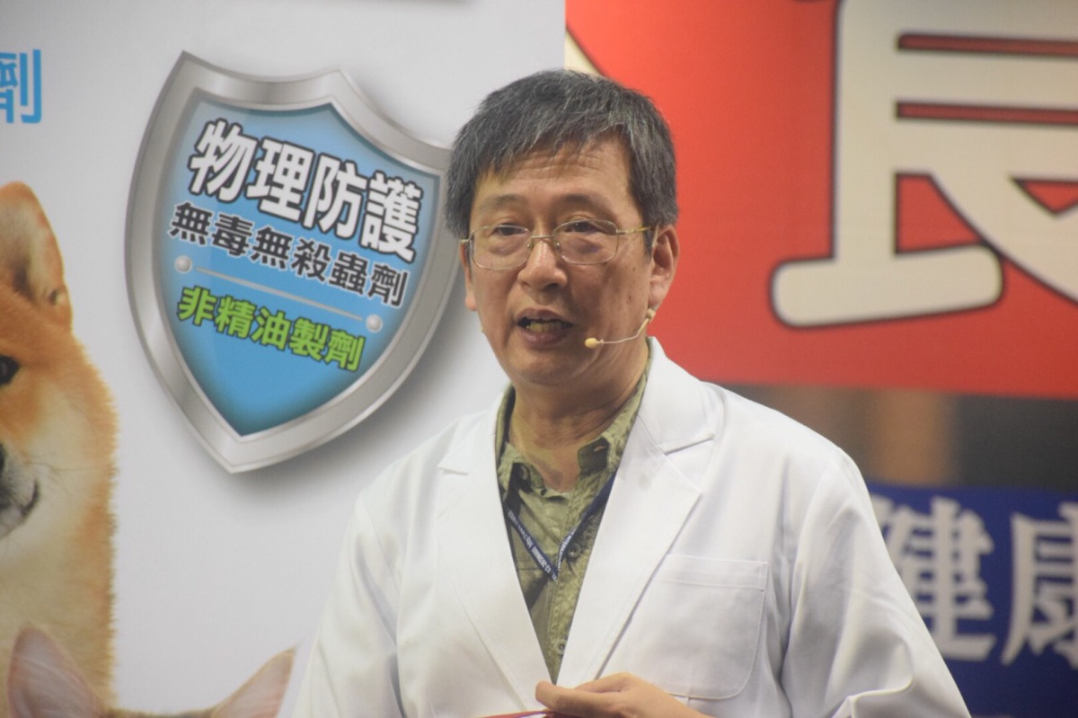 祈偉廉獸醫師建議除了使用滴靈靈來除蚤外，環境清潔也很重要。 姚崇仁/攝